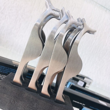Pinza metálica para colocar pestañas plateada